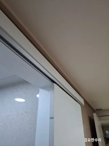 설치가 끝난 슬라이딩도어 상부 레일과 박스 마감 (수원 출장 시공)