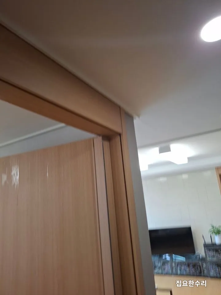 조정 후 문 상부와 문틀 간격이 일정하게 정리된 모습 (평촌 출장 시공)