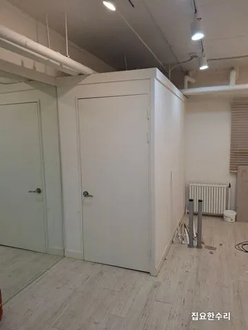 문 두 개가 달린 석고보드 가벽이 사무공간 한가운데를 막고 있던 철거 전 모습 (고덕 출장 시공)