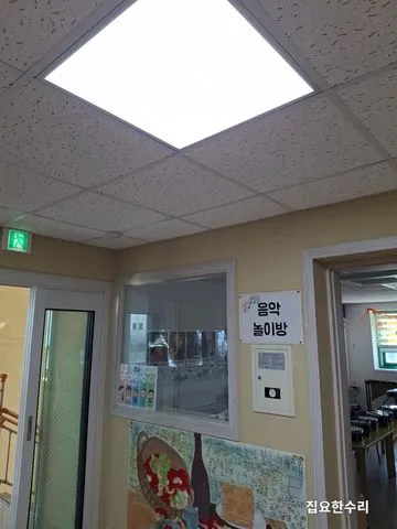아이들 그림과 게시물이 벽에 직접 붙어 있던 시공 전 복도 모습 (수지 출장 시공)