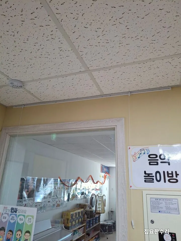 천장 모서리를 따라 화이트 액자레일을 고정하고 와이어를 내린 모습 (수지 출장 시공)