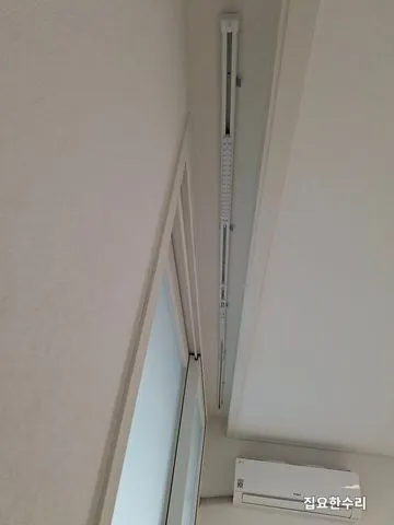 창 상부에 수평을 맞춰 설치한 커튼레일