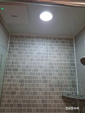 회색 패턴 타일로 다시 붙인 샤워부스 뒷벽 전체