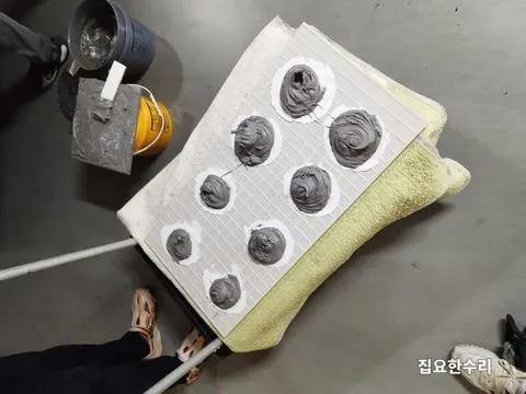 재부착을 위해 타일 뒷면 전체에 에폭시 접착제를 배분해 놓은 상태 (평촌 출장 시공)