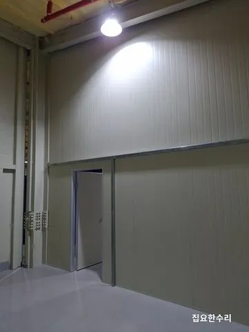 설치 완료된 샌드위치판넬 가벽 전경과 상부 후레싱 마감 (화성 출장 시공)