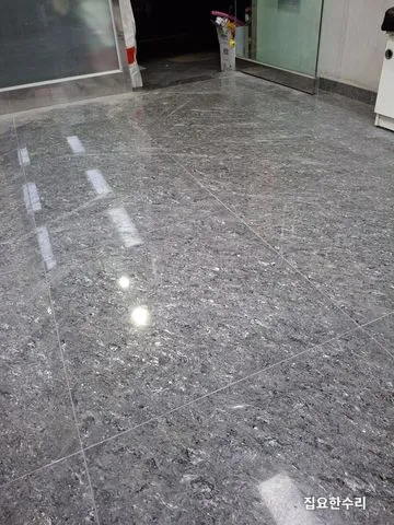 보수를 마친 뒤 기존 바닥과 이어진 매장 바닥 전경 (안양 출장 시공)