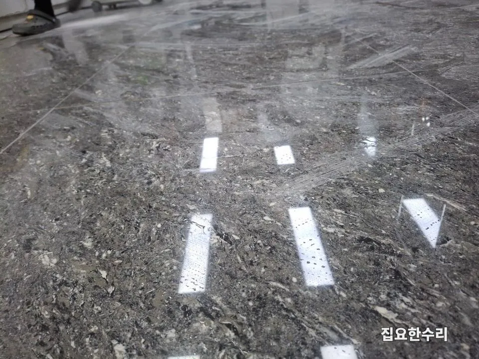 다시 붙인 구간의 줄눈과 높이가 기존 타일과 맞아떨어진 모습 (안양 출장 시공)