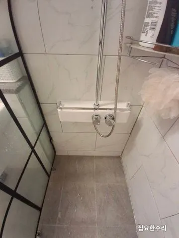 교체 후 선반이 달린 크롬 샤워 수전이 설치된 샤워부스
