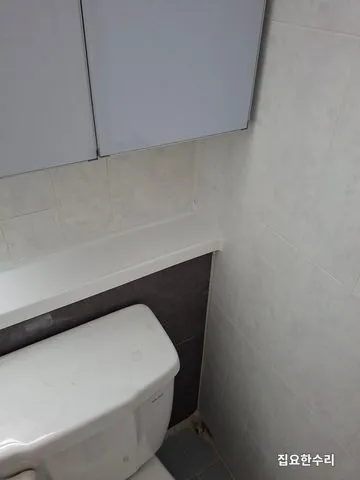 도색 후 정리된 욕조 상단 선반과 주변 타일 (분당 출장 시공)