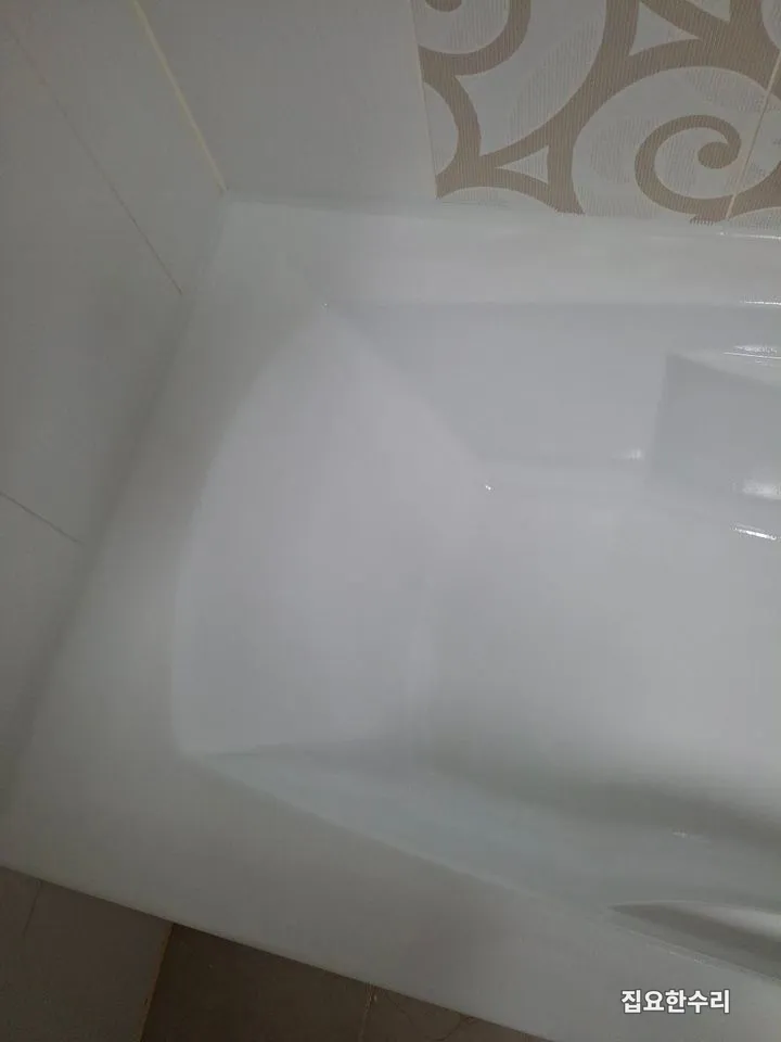 균일한 흰색으로 복원된 욕조 내부 (수원 출장 시공)