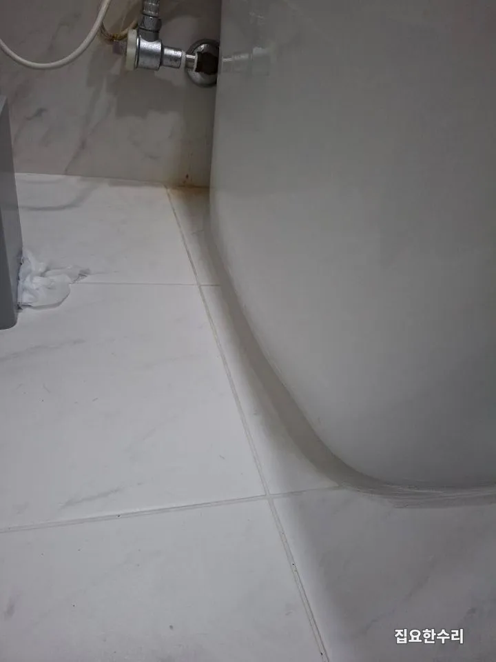 변기 옆선까지 마감이 고르게 이어진 시공 후 모습 (수지 출장 시공)