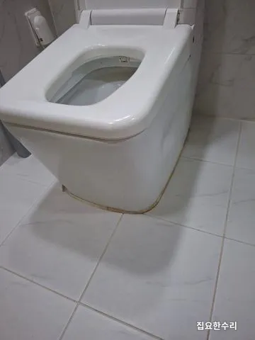 변기 밑선 백시멘트가 갈라지고 누렇게 변색된 시공 전 모습 (수지 출장 시공)