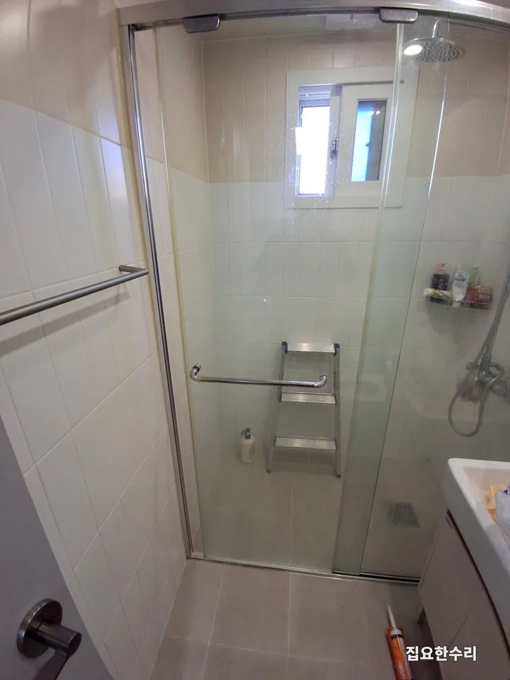 문을 닫아도 프레임과 선이 맞지 않던 샤워부스 유리문 상태 (수원 출장 시공)