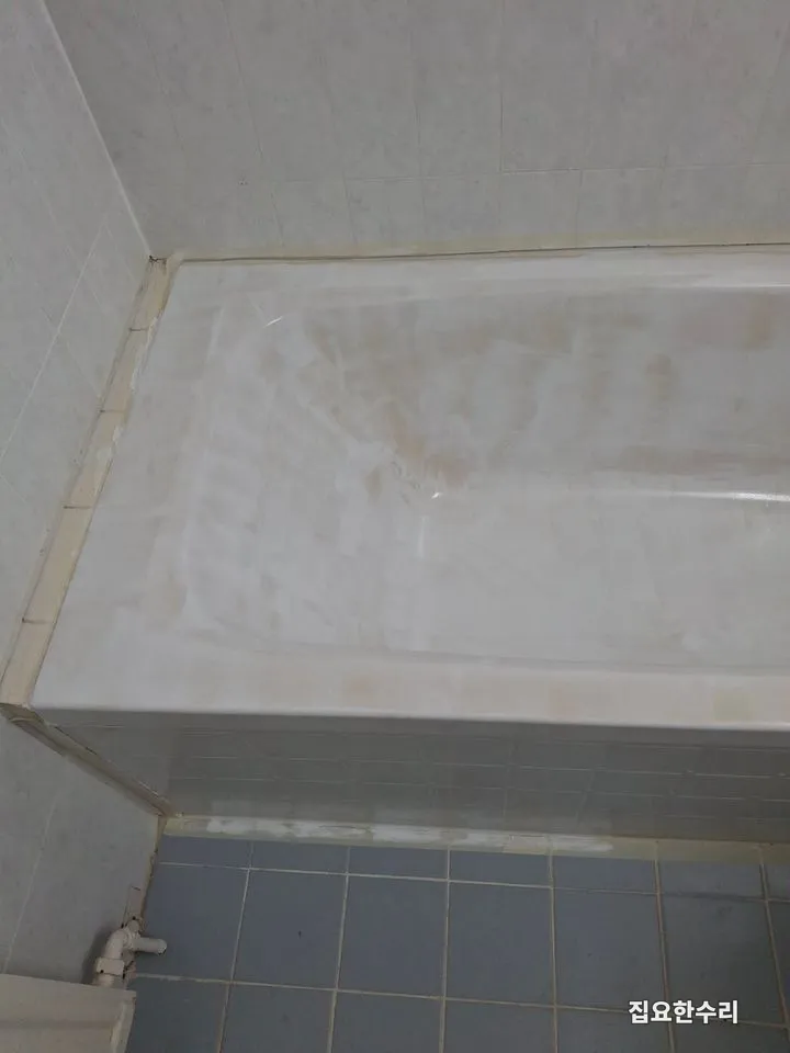세척과 연마를 마치고 도색을 준비한 욕조 표면 (분당 출장 시공)