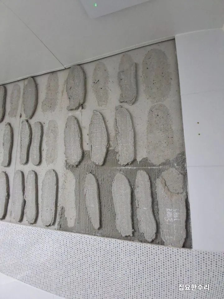 금 간 타일을 철거하고 바탕면에 접착 몰탈을 떡 형태로 올린 상태 (평촌 출장 시공)