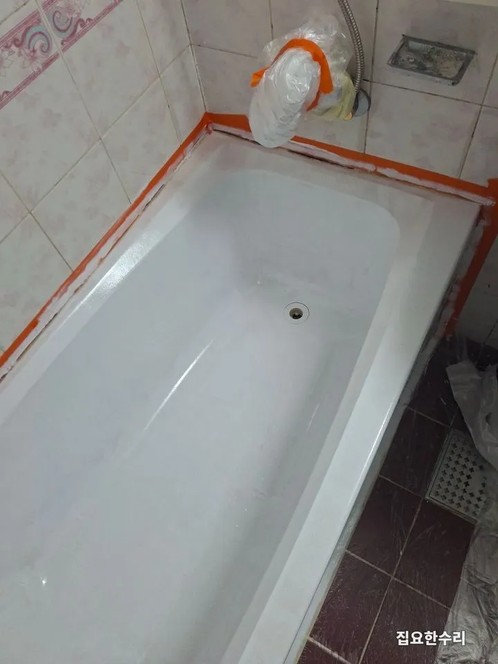 전용 도료를 얇게 올려 욕조 안쪽을 도장한 중간 과정 (안양 출장 시공)