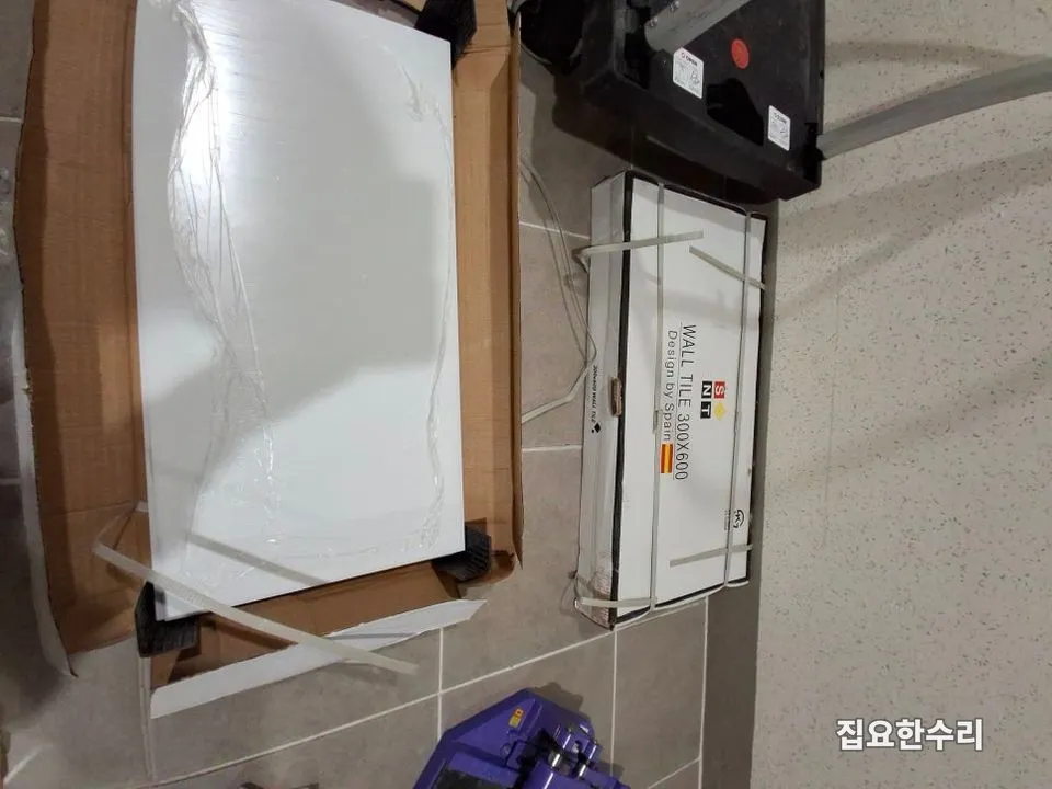 새로 사용할 300×600 규격 벽타일 자재를 풀어 놓은 모습