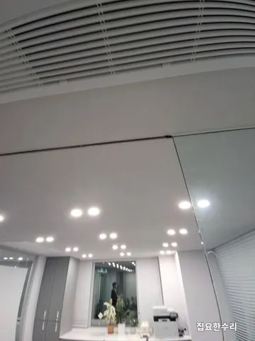 유리면을 철거한 뒤 천장 채널 쪽을 정리한 모습