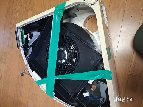바닥으로 내린 공기청정기 본체를 테이프로 고정해 반출 준비한 모습 (광교 출장 시공)