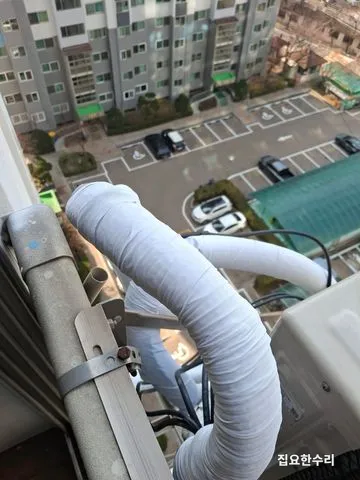 굽은 구간까지 겹쳐 감아 마감한 시공 후 배관 (향남 출장 시공)