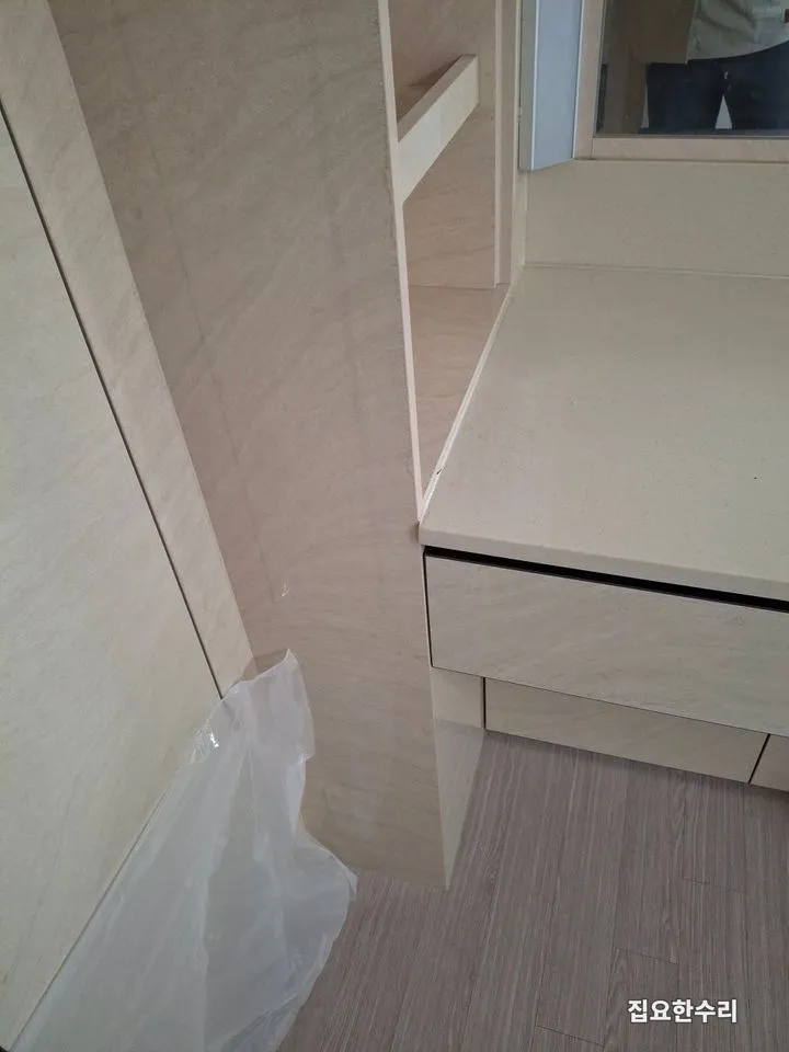 화장대 측판이 옆 붙박이장과 벽에 밀착 고정된 부분 (병점 출장 시공)