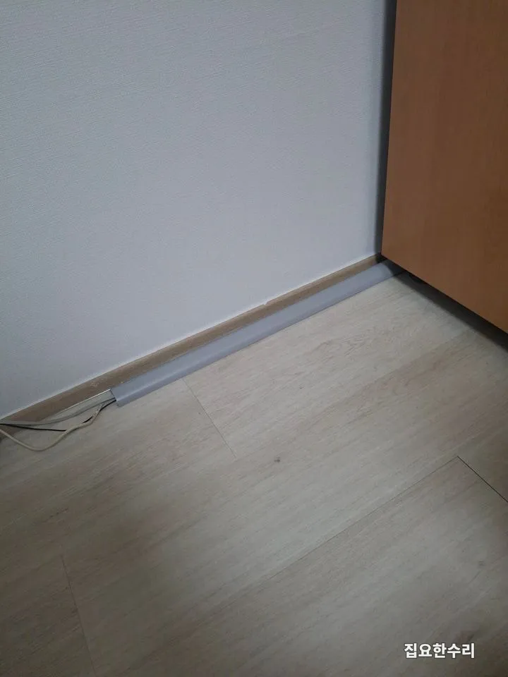 걸레받이를 따라 배선몰드를 설치하고 선을 안으로 넣는 과정 (영통 출장 시공)
