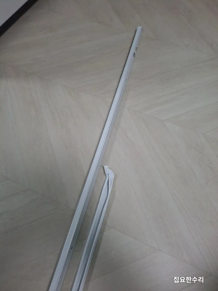 길이를 맞춰 준비한 새 커튼레일 부재 (오산 출장 시공)