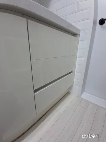 서랍 앞판 줄이 나란히 맞게 정리된 시공 후 하부장 (기흥 출장 시공)