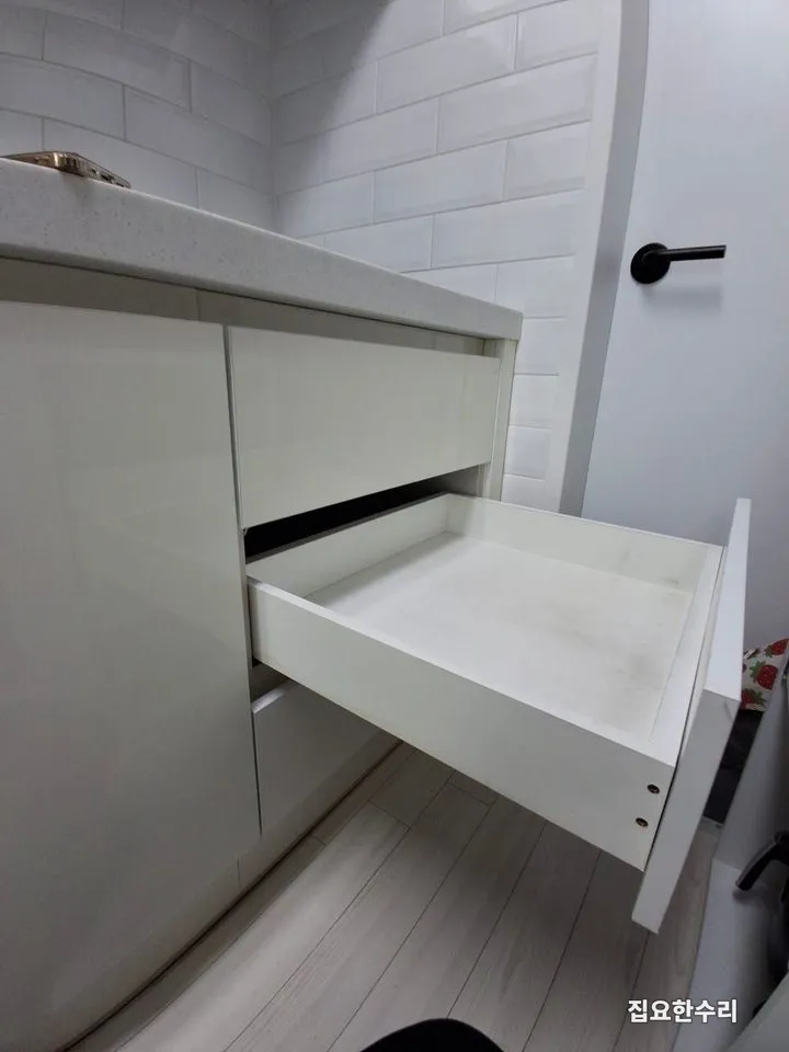 새 레일로 교체한 뒤 서랍을 끝까지 당겨 본 모습 (기흥 출장 시공)