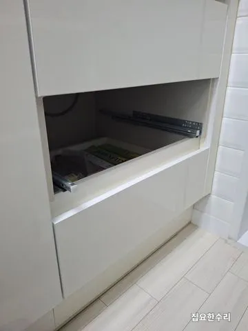 서랍이 빠진 채 레일만 남아 있는 주방 하부장 모습 (기흥 출장 시공)