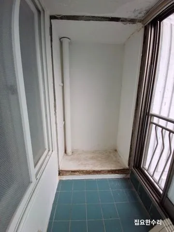 베란다 안쪽 천장 모서리를 따라 도막이 벗겨지고 오염이 번진 시공 전 모습 (일산 출장 시공)