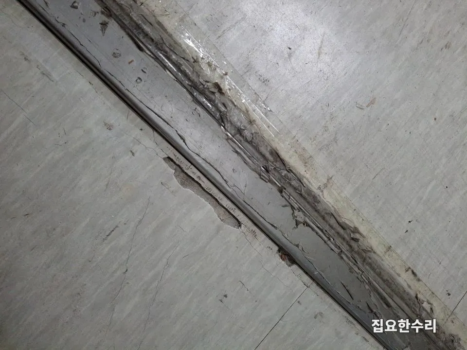 문턱을 따라 타일이 갈라지고 눌린 손상 부위 (안산 출장 시공)