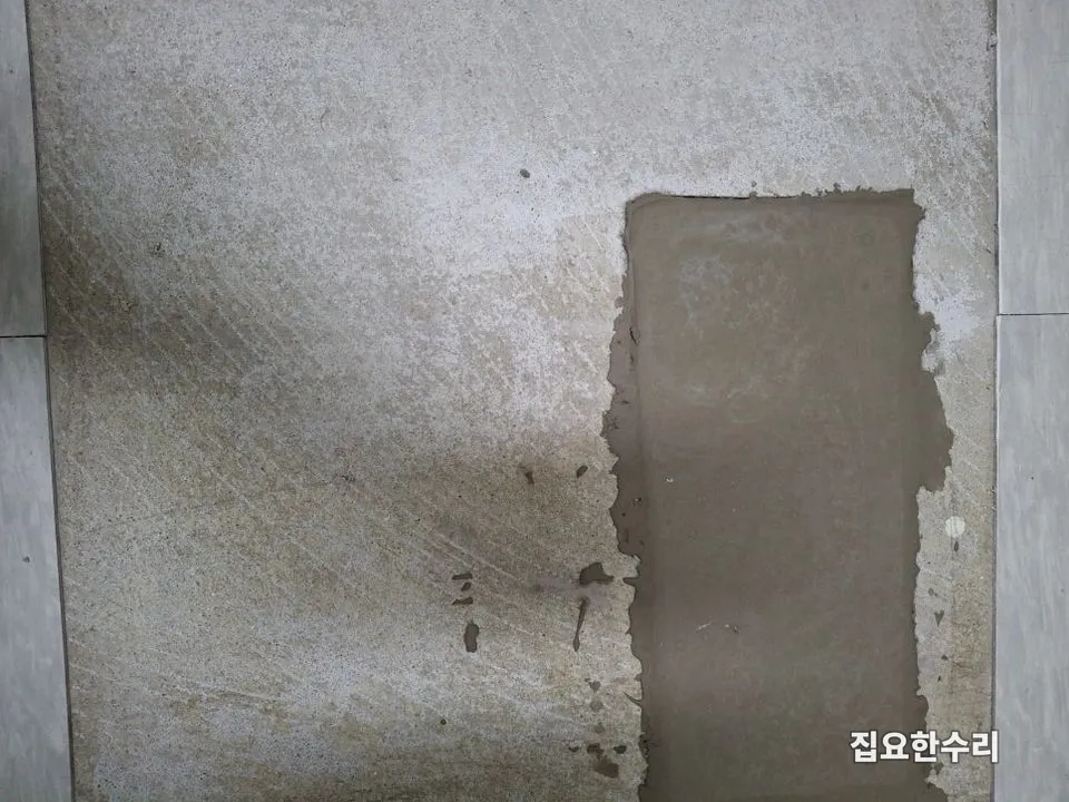 손상 타일을 제거한 뒤 파인 자리를 충진재로 메워 평탄화한 상태 (안산 출장 시공)