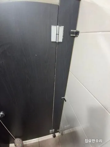 설치를 마친 큐비클 문과 새 경첩, 잠금장치