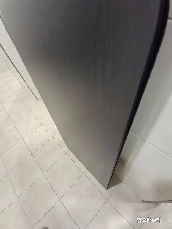 떨어진 큐비클 도어를 가까이서 본 모습
