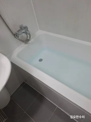 시공 후 물을 받아 배수와 물 고임을 확인한 새 욕조
