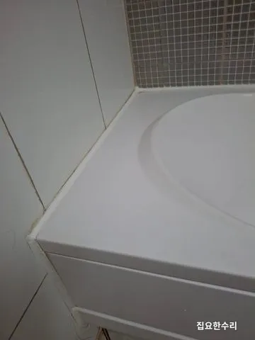 욕조와 벽 타일이 만나는 코너 실리콘이 누렇게 변색되고 두껍게 뭉쳐 있는 모습 (봉담 출장 시공)