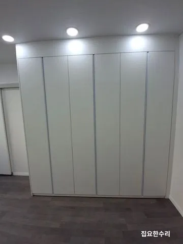 화이트 무광 도어로 마감된 붙박이장 정면 (수지 출장 시공)
