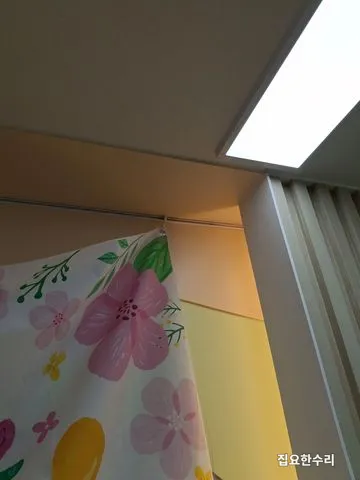 레일 와이어 후크에 작품을 걸어본 모습 (일산 출장 시공)