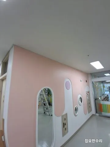 작품을 걸 복도 분홍색 벽면과 천장 라인 (일산 출장 시공)