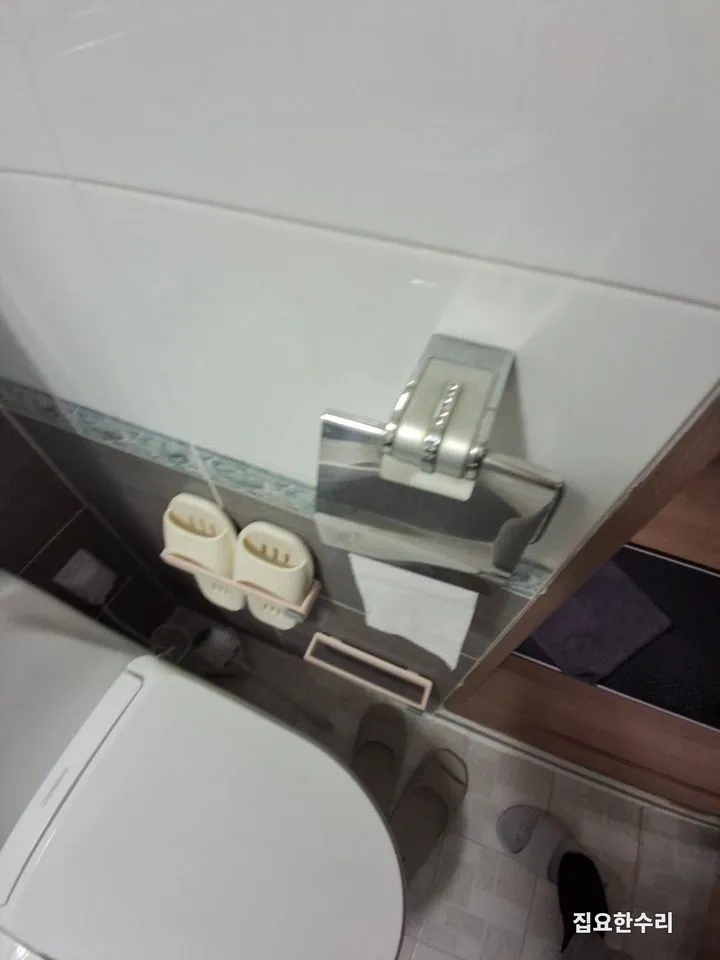변기 옆 벽에 설치돼 있던 낡은 크롬 휴지걸이 (영통 출장 시공)