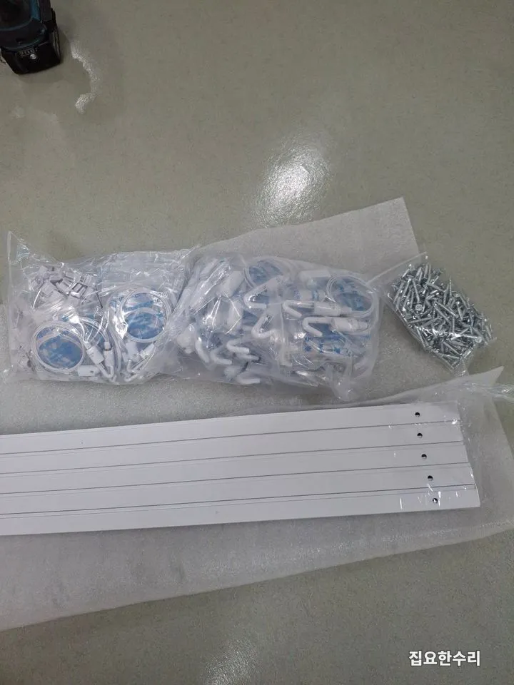 설치에 사용할 흰색 알루미늄 레일과 와이어·후크, 고정 피스 (일산 출장 시공)