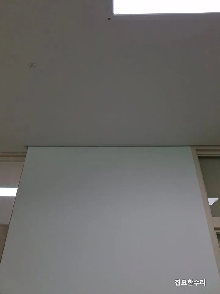 천장 라인 기준으로 설치 위치를 확인하는 모습 (일산 출장 시공)