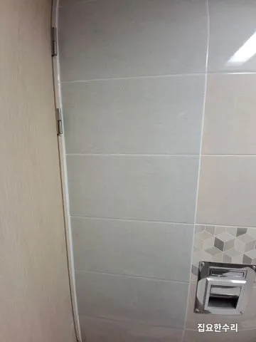 교체를 마친 욕실 벽면, 금 간 흔적 없이 정리된 시공 후 모습