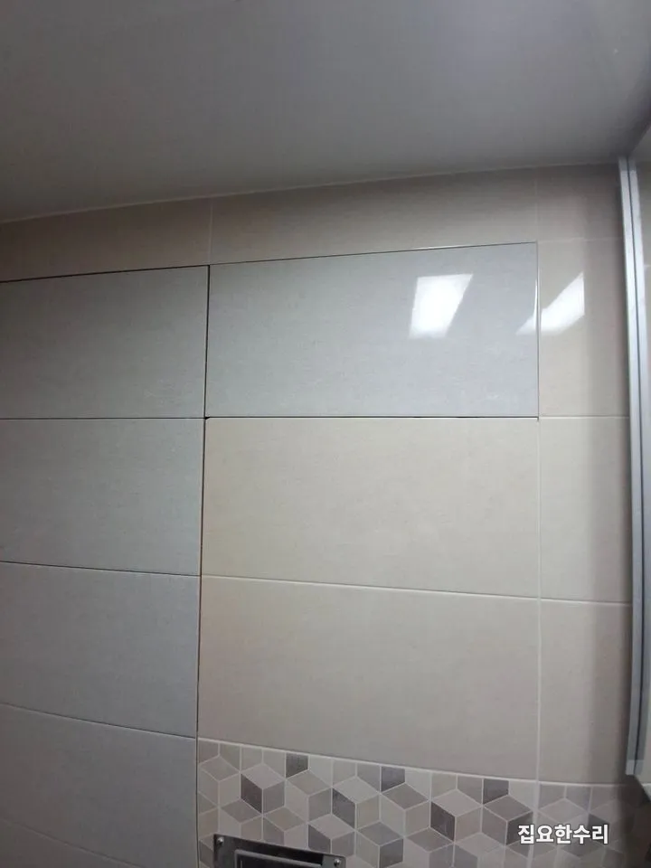 새 타일을 붙이고 줄 맞춤과 단차를 확인한 모습